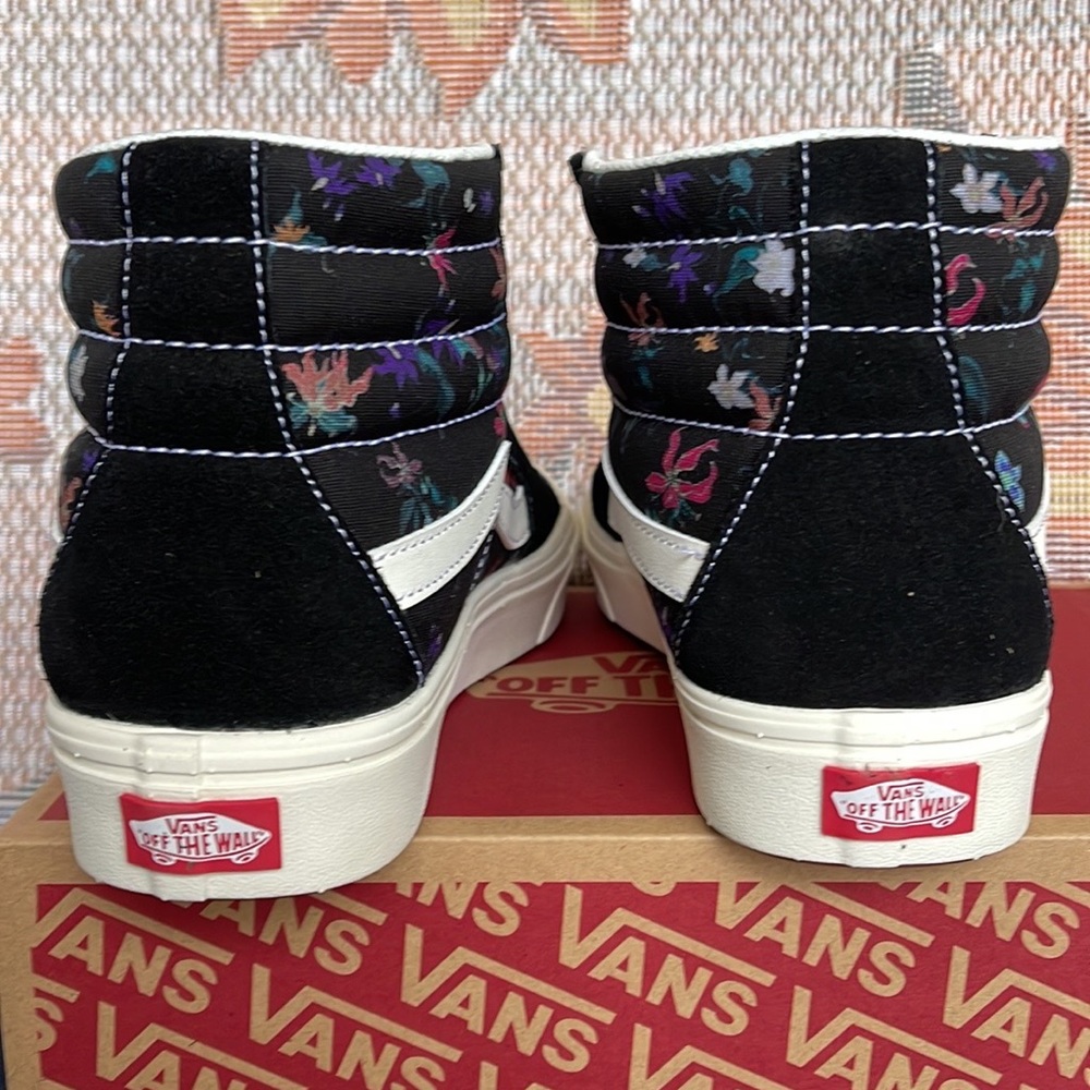 Vans Comfycush Sk8-Hi
Fatal Floral Black
VNOA7TNOBLK
WMNS sneakers - - Picture 14 of 16